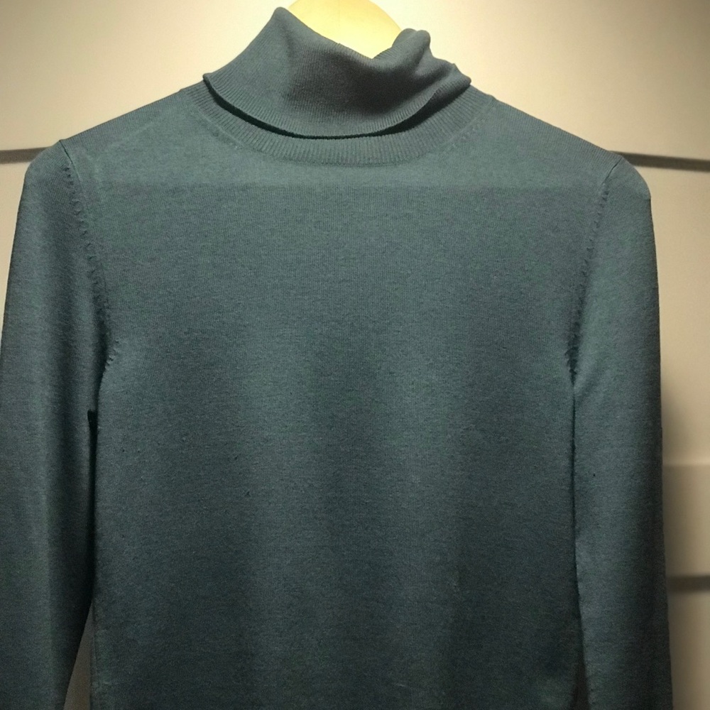 Women’s turtleneck sweater, barely worn!